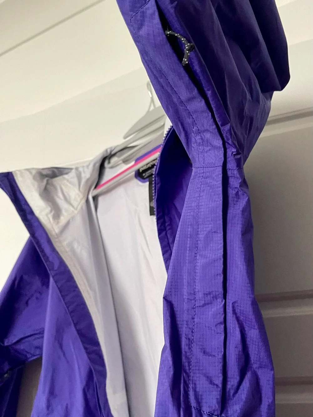Like New Patagonia Women's lightweight Purple Rain Jacket - Picture 3 of 10